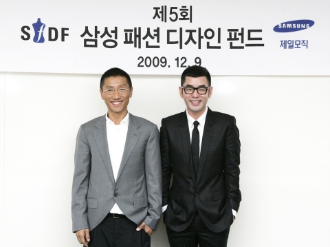 제일모직이 주최한 제 5회 삼성패션디자인펀드(SFDF)의 수상자인 클루(clu)의 이진과 정욱준이 수상 소감을 밝히며 환하게 웃고 있다.