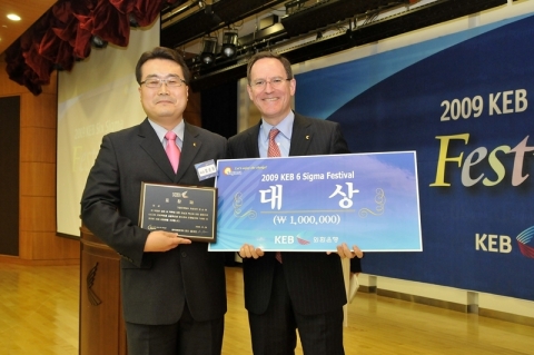 9일 외환은행 본점에서 경영진 및 혁신전문가 등 200 여명이 참석한 가운데 개최된『제2회 KEB 식스시그마 페스티벌』에서 래리 클레인 은행장이 대상수상자와 기념촬영을 하고 있다.