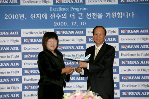 대한항공은 12월 10일 오전 서울 공항동 본사에서 신지애 선수 후원 협약식을 열어 향후 1년 동안 퍼스트 클래스를 무제한으로 이용할 수 있는 증서를 전달했다. 사진은 이종희 총괄