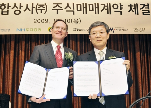 10일 조선호텔에서 열린 외환은행과 현대중공업컨소시엄의 M&A 관련 주식매매 본계약 체결 후 래리 클레인 외환은행장(사진 왼쪽)과 이재성 현대중공업 대표(사진 오른쪽)가 기념 촬영