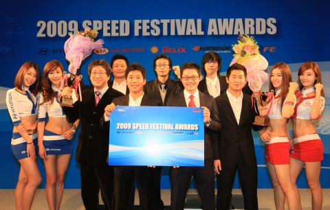 2009 스피드 페스티벌』 종합시상식 기념 촬영하는 모습
1열 좌측부터 클릭전 챔피언 윤철희씨, 클릭전 6위 손재익씨, 포르테쿱 코스레코드상 김태현씨, 기아전 챔피언 윤동희씨 /