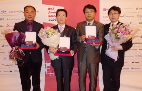 왼쪽부터 (주)아이눈커뮤니케이션 대표이사 최식락, 관광공사 이식재 국내마케팅처장, SK C&C 김진범 차장, 관공공사 국내온라인팀 김양길과장