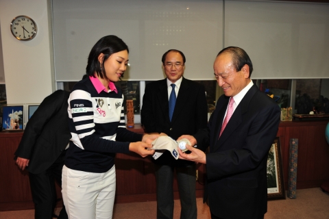 한국여자프로골프(KLPGA) 2009시즌 올해의 선수와 상금, 다승, 최저타수 부문을 휩쓴 서희경 선수(23,건국대 골프지도전공 4년, 하이트)가 11일 건국대에 발전기금 1,00
