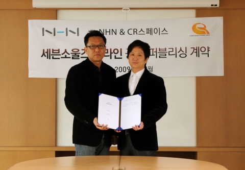 지난 12월 11일, CR스페이스 사옥에서 진행된 <세븐소울즈> 공동 퍼블리싱 계약 체결식에서 NHN 서현승 퍼블리싱게임사업 그룹장과 CR스페이스 오용환 부대표가 계약서