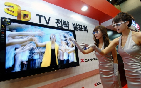LG전자 모델들의 LG전자 3D TV 시연 장면.