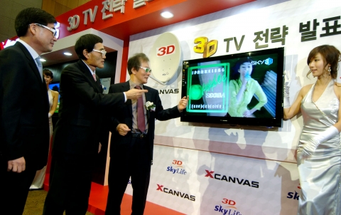 LG Electronics and Korea`s biggest digital satellite broadcaster, SkyLife, announced an MOU to together develop technologies, standards and original content to expand the market for 3D TV. LG President and CTO Dr. Woo Paik (second from left), SkyLife CEO Mong-ryong Lee (center) and LG EVP and head of LCD TV Division Havis Kwon inspect a satellite broadcast on LG`s 47-inch 3D TV unit.
