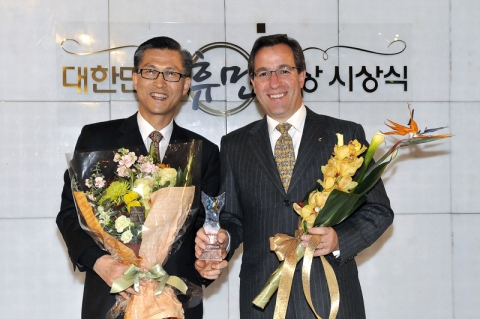 지난 15일 보건복지가족부가 후원하고 한국방송공사(KBS) 주관으로 KBS 공개홀에서 개최된 “제1회 대한민국 휴먼대상”에서 외환은행 나눔재단 리처드웨커 이사장(오른쪽)이 소외계층