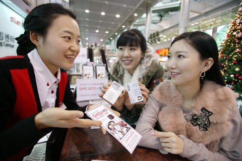 서울 삼성동 도심공항 쇼 글로벌 로밍센터에서 대학생 고객이 무료 로밍 SMS 문자 이용 신청을 하고 있다.