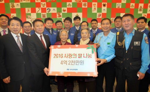 현대차 신영동 국내영업본부장(좌측 두번째)이 서울모범운전자연합회 최영식 회장(우측에서 두 번째)에게 쌀 나눔 사업 기금을 전달하는 모습.