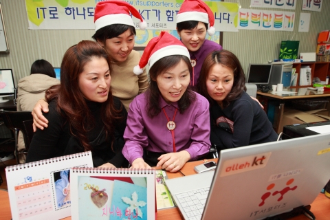 KT IT서포터즈, 강동외국인근로자센터 다문화 여성들과 달력만들기 이벤트