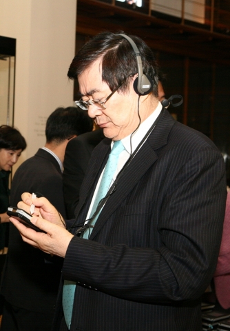 조양호 한진그룹 회장이 세계 3대 박물관 한국어 작품 안내 서비스를 완성한 공로를 인정받아 12월 22일 환경전문 공익단체인 ‘환경재단’으로부터 ‘2009 세상을 밝게 만든 사람’