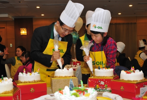 22일 서울 여의도 63빌딩에서 “에쓰-오일과 함께하는 산타의 마법 같은 하루” 행사에서 S-OIL 류열 CFO가 참가 어린이와 함께 케이크를 장식하고 있다.