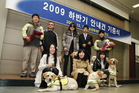 사진 윗줄 왼쪽부터 안내견 럭키(김창범), 지미(강시연), 아람(옥치언),
아랫줄 왼쪽부터 안내견 초원(선지원), 아루(곽혜진), 청명(송혜진)