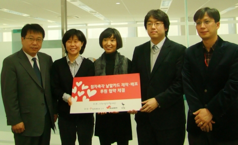 점차촉각 낱말카드 제작 및 배포 후원협약 체결식
좌측부터 (주)대교출판 김경배 부장, 느티나무도서관재단 박영숙 이사장, momomuseum 김희경, 도서출판 푸른숲 마케팅부 문창