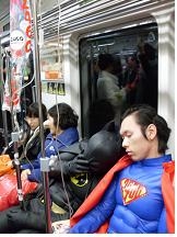 지하철에서 꾸벅꾸벅 조는 퍼포먼스를 펼치는 ‘슈퍼맨’과 ‘베트맨’