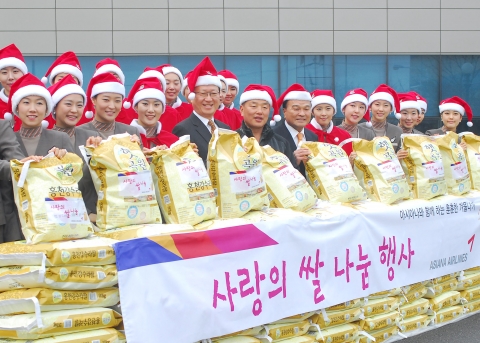 아시아나항공 윤영두 사장(앞열 왼쪽 다섯번째)이 23일 강서구 오쇠동 아시아나타운에서 김재현 강서구청장(앞열 왼쪽 일곱번째) 및 아시아나 승무원들과 함께 산타복장을 하고『사랑의 쌀