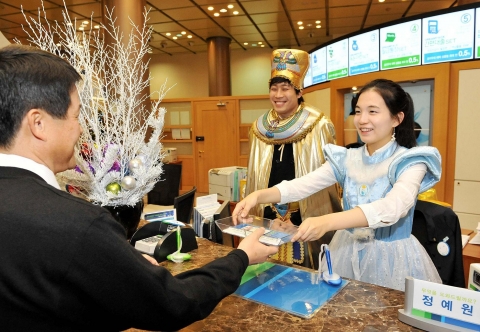 연말연시를 맞아 고객사은행사의 일환으로 준비된 ‘행복드림 축제 한마당’ 행사에서 다양한 캐릭터 복장을 착용하고 업무를 보고 있는 SC제일은행 공평동 지점의 직원들