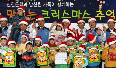 좌측부터 오세일 전무, 김형진 부행장, 권점주 부행장, 이백순 신한은행장, 원우종 감사, 이정원부행장, 이영훈 부행장