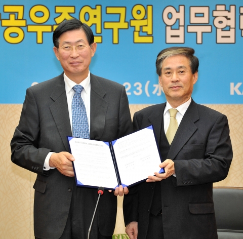 KOTRA 조환익 사장과 한국항공우주연구원 이주진 원장이 MOU 체결 후 사진촬영을 하고 있다.
