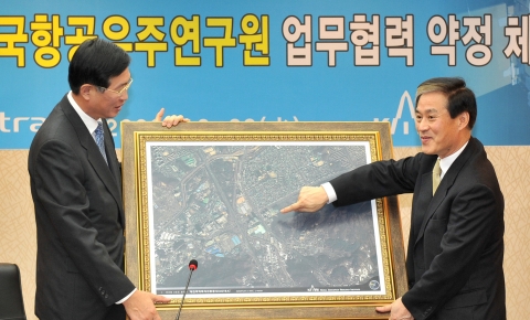 한국항공우주연구원에서 만든 인공위성으로 찍은 항공 사진에 대해 이주진 원장(오른쪽)이 설명을 하고 있다.