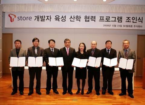 (좌측부터) 경운대학교 이채수 교수, 영남이공대학 장성식 학과장, 우송정보대학 조석봉 학과장, SK텔레콤 이수혁 본부장, 서울호서전문학교 이길순 학과장, 호서대학교 임성락 학부장,