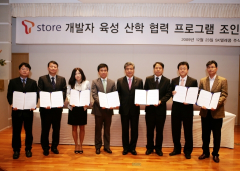 (좌측부터) 디지캡 김민용 상무, 필링크 이상열 대표, 유비벨록스 조주희 이사, 지오인터랙티브 김동규 대표, SK텔레콤 이수혁 본부장, 컴투스 심수광 이사, 넥슨모바일 김용석 실장