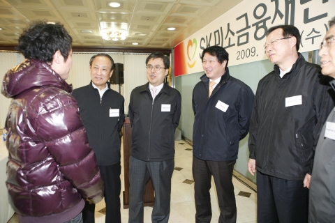 SK그룹이 저소득층과 저신용층 등의 경제적 자립을 지원하는 ‘SK미소금융재단’ 현판식을 서울 영등포구 대림동에서 갖고 있다. (사진 왼쪽부터 김승유 미소금융중앙재단 이사장, 진동수