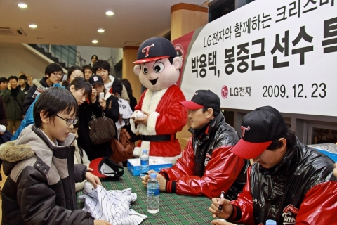 봉중근 박용택 사인회 : 사진왼쪽이 봉중근, 오른쪽이 박용택. 과학강연극 시작 한 시간 전인 오후 여섯시 부터 팬 사인회를 하고 있다.