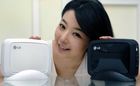 LG전자 모델이 PC는 물론 TV와도 잘 어울리는 가정용/사무용 3.5인치 외장하드디스크드라이브 'XG1 Chic(시크)'를 선보이고 있다. 검정색과 흰색 2가지