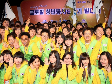 현대•기아자동차그룹은 28일(월) 양재사옥 대강당에서 4기 봉사단 대학생 500명을 비롯해 고승덕 국회의원, 이창식 한국해비타트 회장 등 주요 외빈과 현대•기아자동차그룹 윤여철 부회장을 비롯해 계열사 사장단 등 그룹 임직원 포함 약 600여명이 참석한 가운데 『Happy Move 글로벌 청년봉사단』 4기 발대식을 가졌다.
