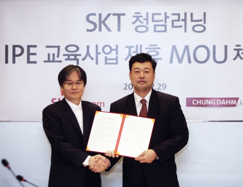 SK텔레콤과 청담러닝이 차세대 교육환경 개발을 위해 ‘스마트러닝 서비스 협력’을 위한 계약’을 체결했다. 사진은 김영화 청담러닝 대표(왼)와 지동섭 SK텔레콤 IPE사업단장(오).