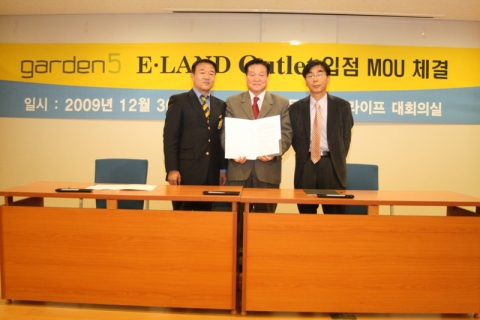 가든파이브라이프에 이랜드 뉴코아아울렛총괄 입점을 위한 양해각서(MOU)를 체결한 뒤 기념촬영을 하고 있다. 사진 좌로부터 (주) 이랜드리테일 이순식 상권개발본부장, 가든파이브라이프