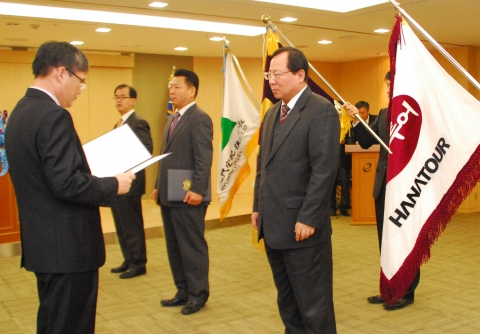 최준섭 서울지방노동청장(좌)으로부터 표창장을 받는 권희석 하나투어 대표이사(우)