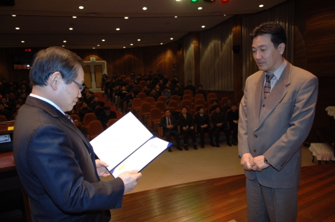 류홍제 박사(오른쪽)이 유태환 원장으로부터 &#039;올해의 KERI인상&#039;을 수상하고 있다.