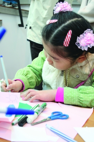 미술관에서 그림 그리는 아이들<한가지 색으로 그리기>