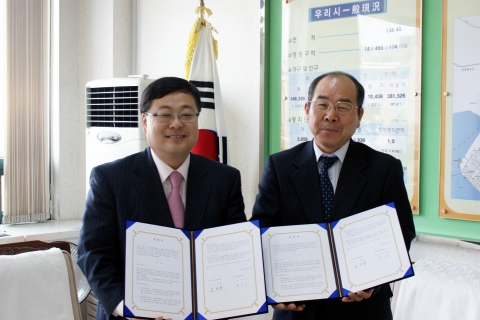 김재환 시흥 농업기술센터 소장(오른쪽)과 황성연 전통의학연구소 소장이 약정서를 펼쳐 보이고 있다.