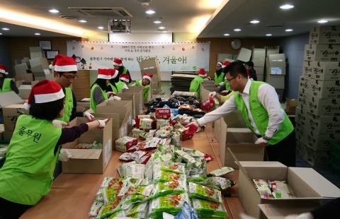 풀무원 가족봉사단이 결손가정 아이들에게 전달할 월동키트 400개를 제작하고 있다.