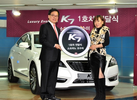 세계적인 소프라노 조수미가 기아차의 준대형 럭셔리 세단 「K7」의 첫 번째 주인공이 된다. 기아자동차㈜는 4일(금) 부산에서 조수미 씨와 기아차 판매사업부장 오영 상무 등 임직원들