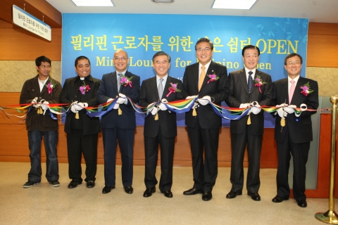 우리은행은 6일 오전 혜화동지점 2층에서 필리핀 근로자들에게 모국의 문화를 접할 수 있는  문화공간을 제공하기 위해 마련한 ‘필리핀 근로자를 위한 작은 쉼터’ 개소식’을 가졌다. 