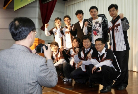 동명대교수직원야구팀과 송승준임경완1