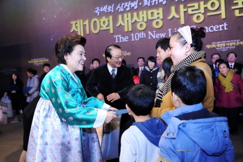 위러브유운동본부 장길자 회장과 이순재 후원회장이 수혜금과 선물을 전달하고 있다(제10회 새생명 사랑의 콘서트)