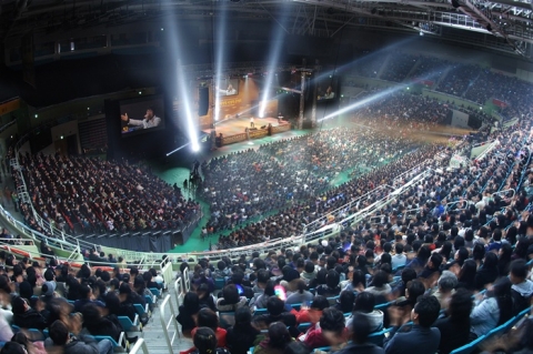 인천삼산월드체육관에서 제10회 새생명 사랑의 콘서트가 열리고 있다.