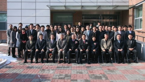 29일 충남발전연구원 곽유신 사무처장 퇴임 기념 사진을 찍고 있다