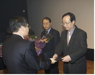최준섭 서울지방노동청장으로부터 인증서를 수여받는 도로교통공단 최동호 경영지원실장