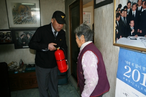 홀로사는 노인에게 소화기 전달