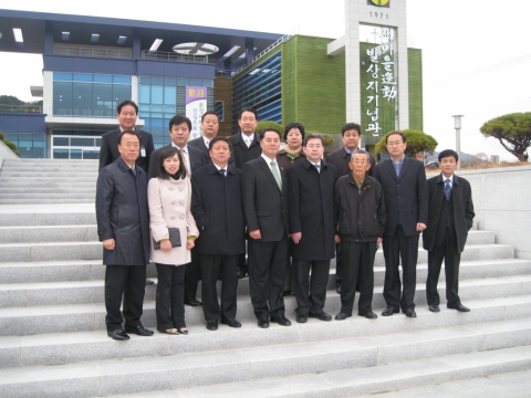 포항시와 우호교류의향서를 체결한 중국 산동성 래무시 정습문 부시장 일행이 15일 기계면 문성리를 방문해 새마을운동발상지기념관을 견학했다.