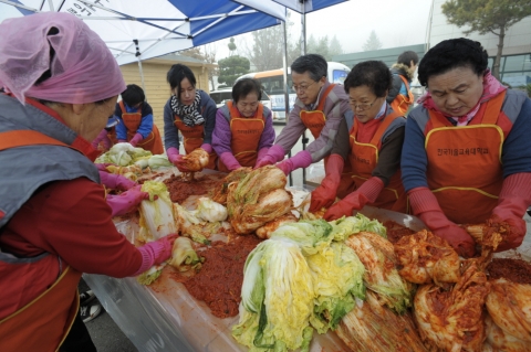 11 파일: 전운기 한국기술교육대 총장(가운데)이 12월 14일 천안 병천면 ‘은빛복지관’에서 독거 어르신을 위한 사랑의 김장담그기 봉사활동에 참여하고 있는 모습