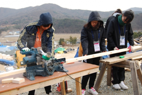 “재학시절 ‘헤비타트 현장’ 찾은 교사와 미래 건축공학도들”