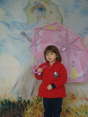 모네의 양산을 쓴 부인 앞에서 어린이가 명화속 주인공과 같은 포즈를 하고있다