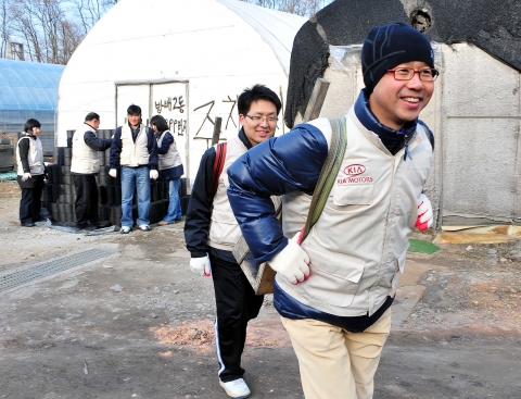 기아차는 '1지점 1봉사활동 캠페인'을 추진하고 있다. 사진은 17일 서울 서초구 남태령 일대 영세독거노인 및 장애우 가정에 연탄을 배달하고 있는 기아차 압구정지